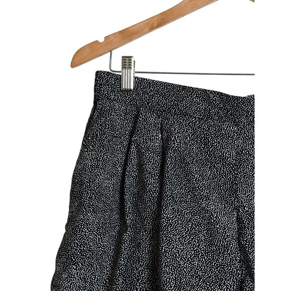 H&M Women's High Waisted Polka Dot Pleated Pull On Short Size 12 Black White NWT - Picture 4 of 7